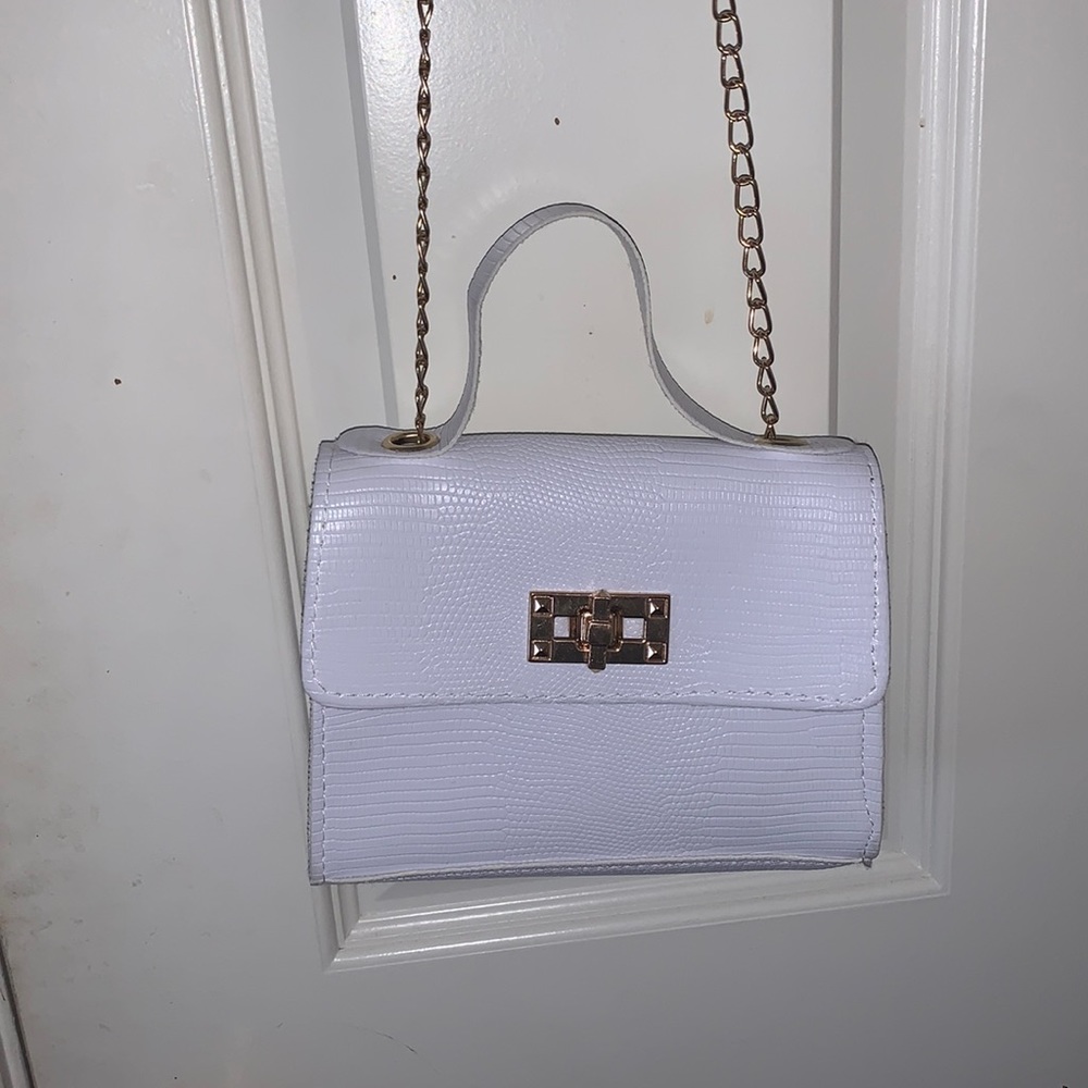 Mini white bag 😍 goes with well w/ everything